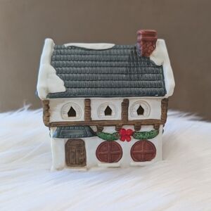 Vintage Village Santa's Best Spirit of America Christmas Porcelain Garland House